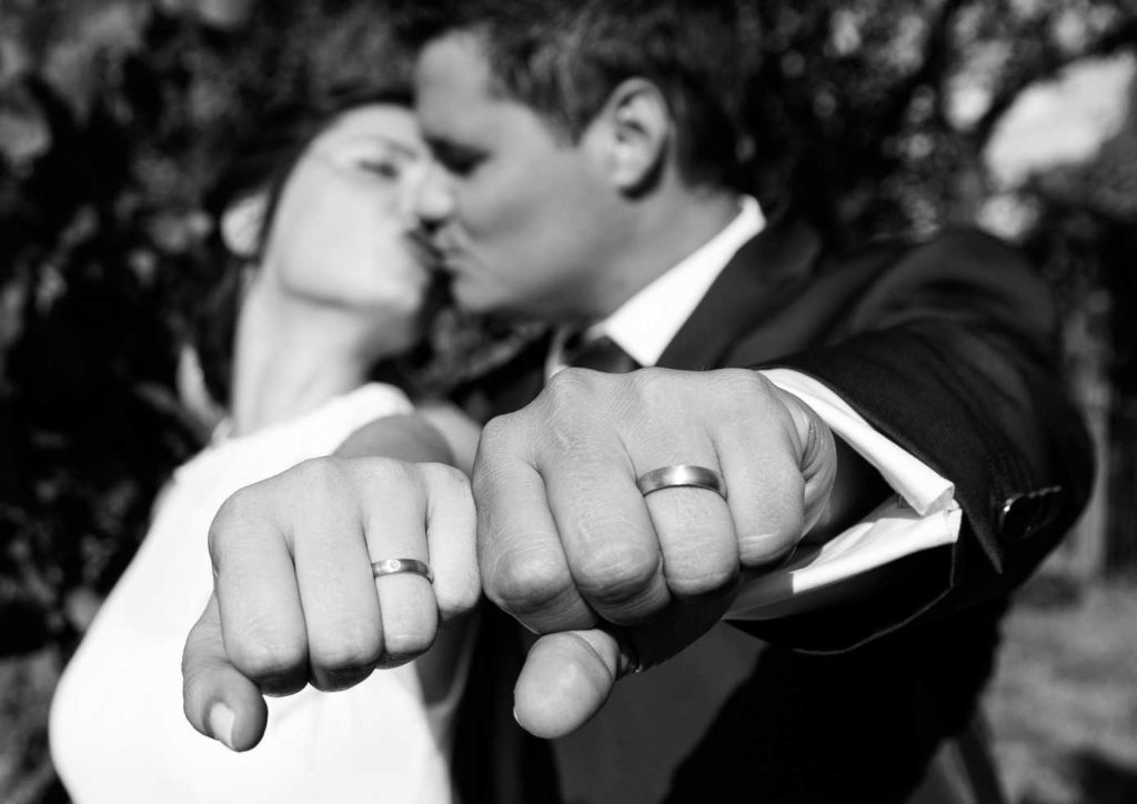 Ringe und Brautpaarkuss