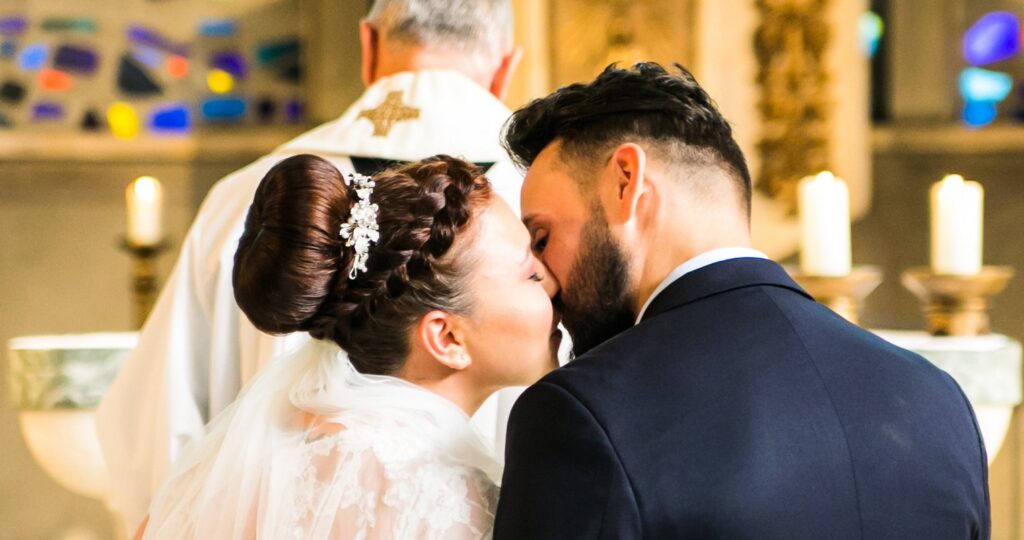 Brautpaar Kuss Kirche in Worms Pfalz