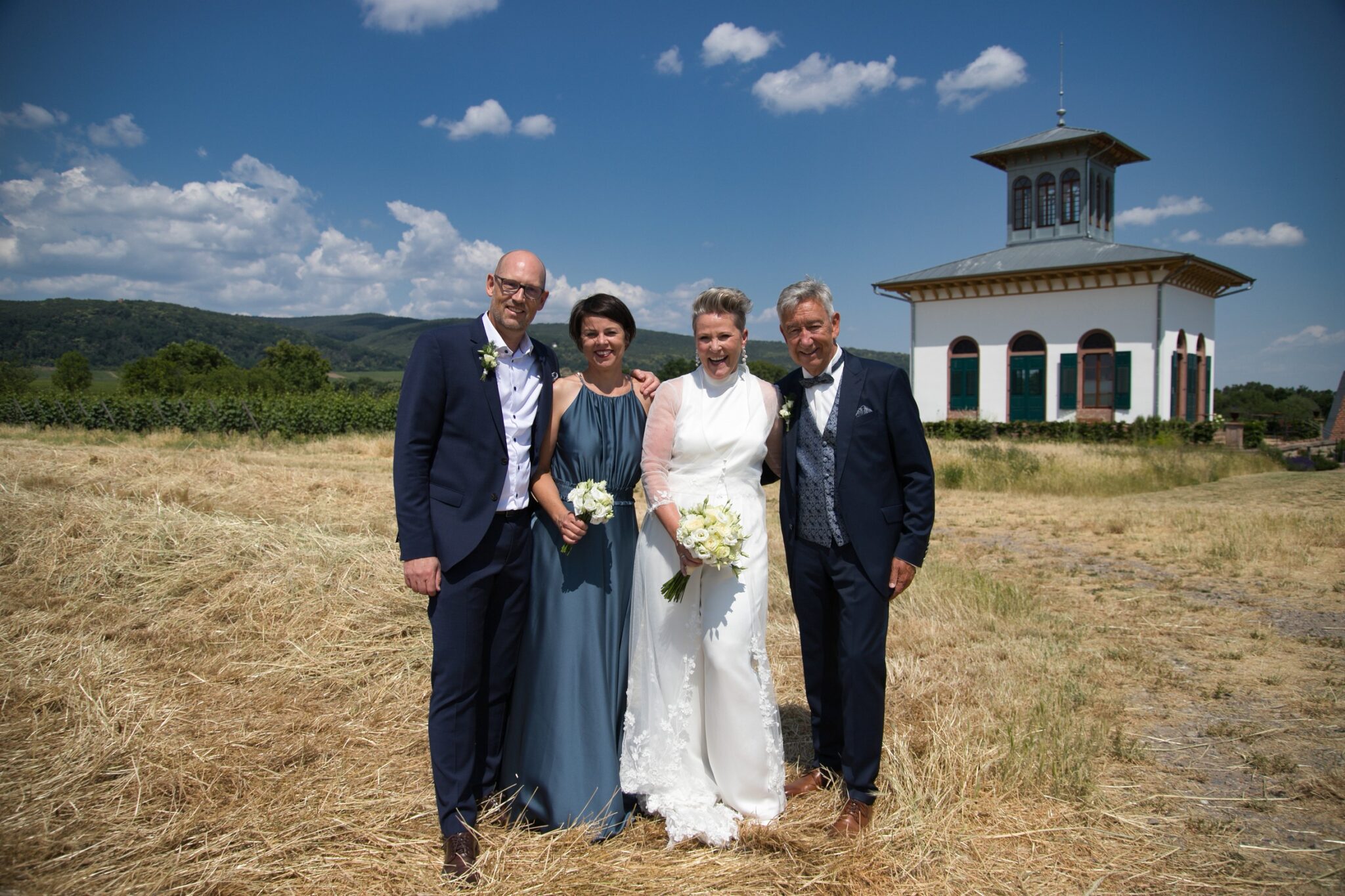 Hochzeitspaar mit Trauzeugen vor dem Teehaus Ruppertsberg Pfalz